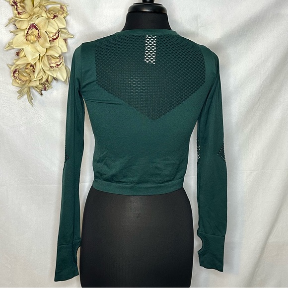 SOLD - 🐼 3/$25 hunter green workout crop top - Picture 2 of 4